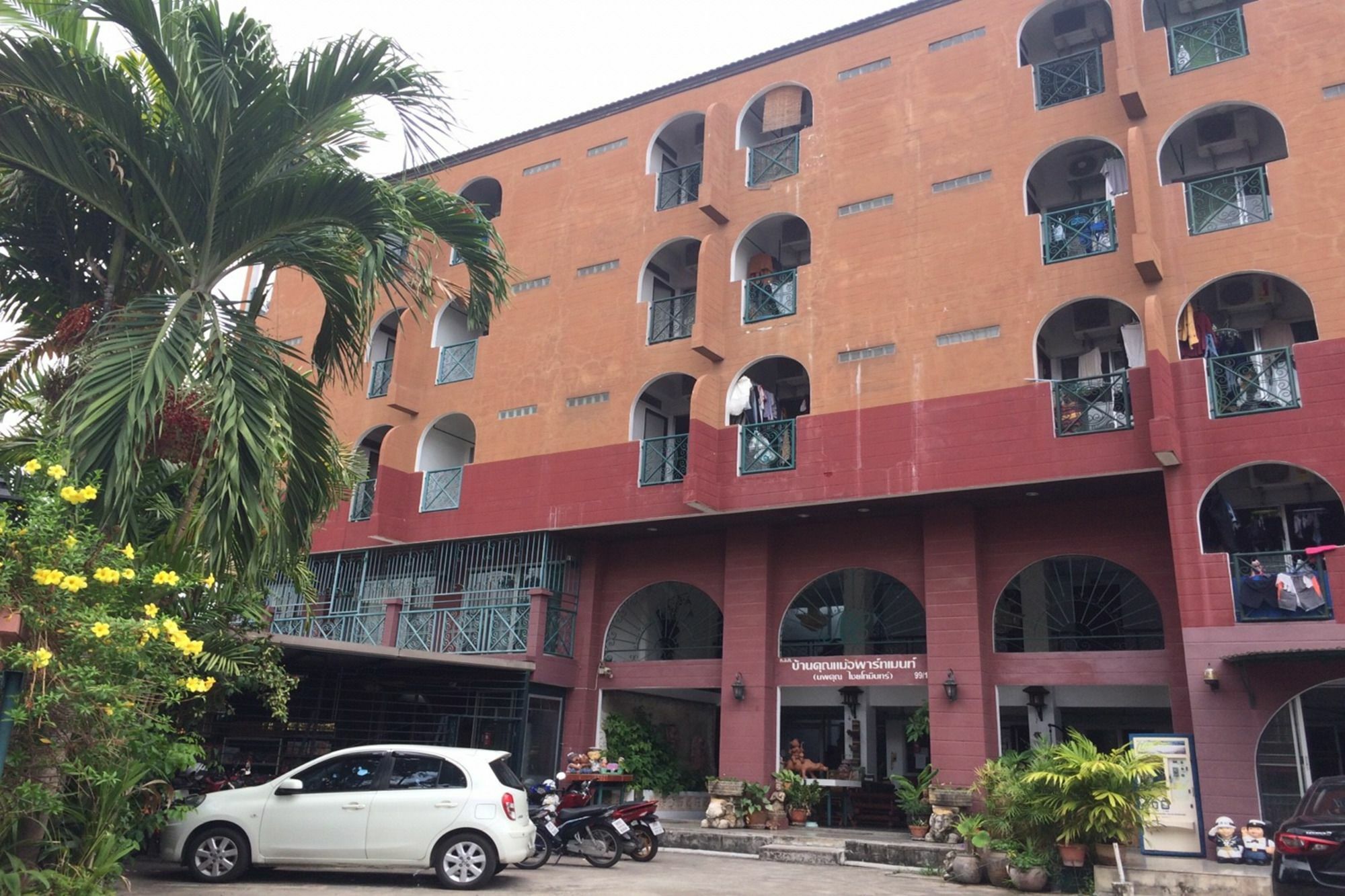 Baan Khun Mae Apartment Bangkok Exteriör bild