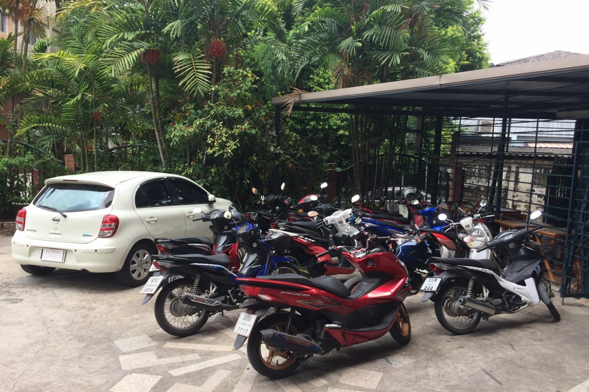 Baan Khun Mae Apartment Bangkok Exteriör bild